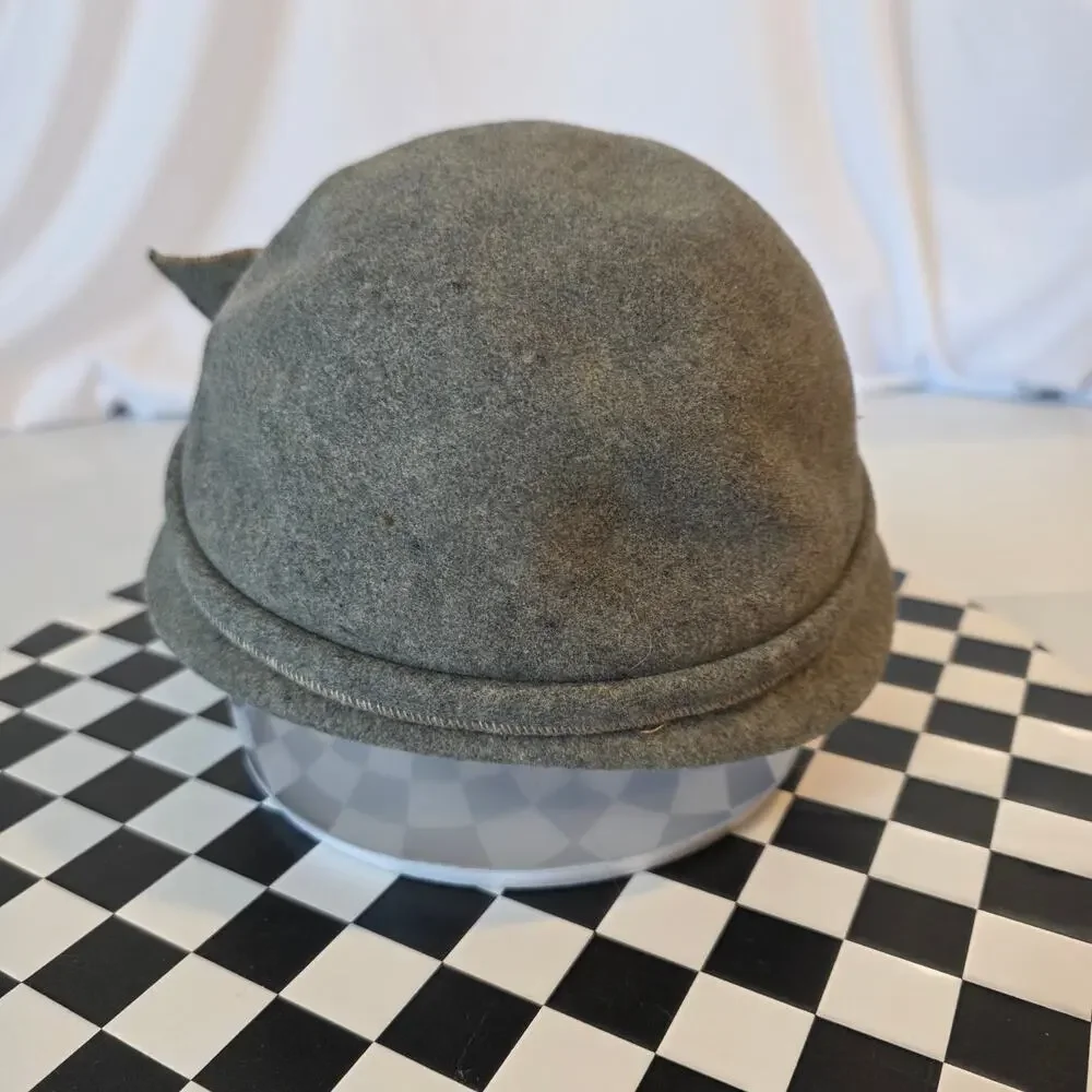 Betmar Chilton 100% Wool Robin Hood Arrow Cloche Hat Gray Medium